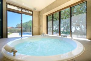 Nespecifikovaný výhled na hory nebo výhled na hory při pohledu z vily