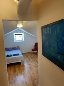 Gambar di galeri bagi Roman Arch- low budget doublebed room in top center di Pula