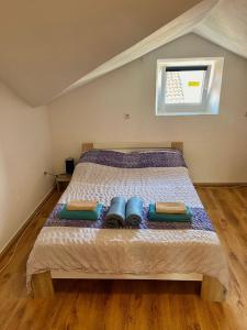 Gambar di galeri bagi Roman Arch- low budget doublebed room in top center di Pula