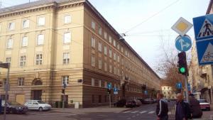 un grand bâtiment au coin d'une rue dans l'établissement Apartments City&style, à Zagreb