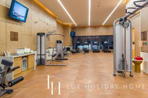 Fitness centrum a/nebo fitness zařízení v ubytování LUX Iconic Views at The Palm Tower Suite 3