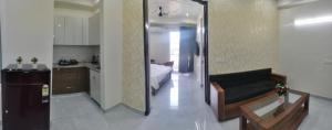 Il comprend une cuisine et une chambre avec un lit et un miroir. dans l'établissement Westay Suites, à Gurgaon