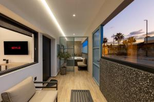 TV a/nebo společenská místnost v ubytování Hot Tub - 5 min to Beaches - Netflix - Full Kitchen