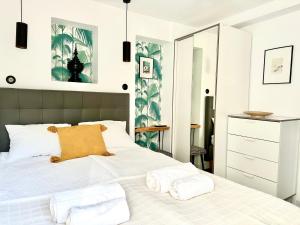 A bed or beds in a room at Palm House 10