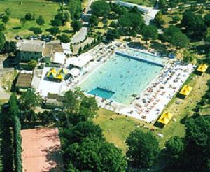 Draufsicht auf ein großes Schwimmbecken mit Booten in der Unterkunft HOME ORTE in Orte