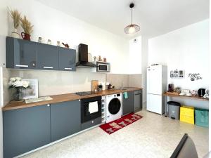 a kitchen with a washer and dryer in it at 100m Train RER A, 10' Disneyland, 34' Paris centre, Cars x2 in Torcy