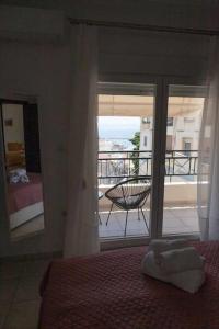Un dormitorio con una cama y vista a un balcón. en Photo gallery apartment, en Kavala