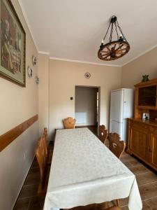une salle à manger avec une table et un réfrigérateur dans l'établissement Fejedelem Vendégház, à Eger