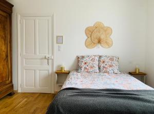 Una cama o camas en una habitación de Perne, chambre d'hôtes à la campagne
