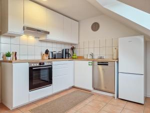 een keuken met witte kasten en apparaten bij RR - NEW - Apartments Kappel - 85qm - Lift - WIFI in Chemnitz +30 foto's