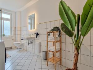 een badkamer met toilet en wastafel bij RR - NEW - Apartments Kappel - 85qm - Lift - WIFI in Chemnitz