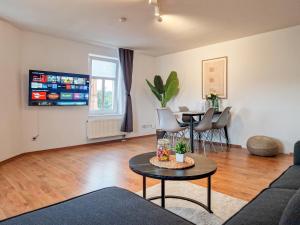 een woonkamer met een tafel en stoelen bij RR - NEW - Apartments Kappel - 85qm - Lift - WIFI in Chemnitz