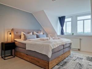 een slaapkamer met een groot bed en ramen bij RR - NEW - Apartments Kappel - 85qm - Lift - WIFI in Chemnitz