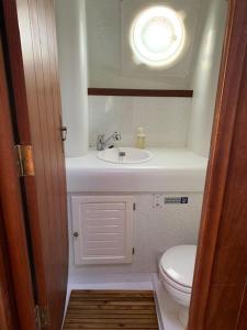 Koupelna v ubytování Valmarelo Maxi Catamaran + 23 fotografií