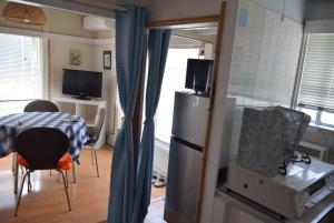 Η κουζίνα ή μικρή κουζίνα στο EMS Enoshima クラシックゲストハウス 寝室は個室 犬OK