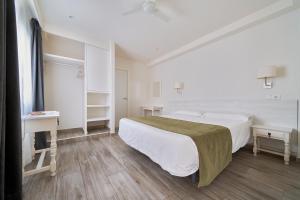 Postel nebo postele na pokoji v ubytování Hostal Sol y Miel