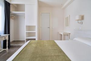 Postel nebo postele na pokoji v ubytování Hostal Sol y Miel