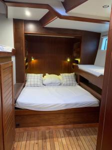Postel nebo postele na pokoji v ubytování Valmarelo Maxi Catamaran