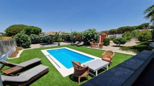 Bazén v ubytovaní Sunny villa with private pool in Chiclana de la Frontera alebo v jeho blízkosti