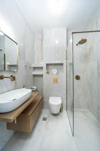 ein Badezimmer mit Waschbecken, Toilette und Dusche in der Unterkunft Porta nel Blu in Argostoli + 50 Fotos