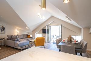 ein Wohnzimmer mit Sofa und Tisch in der Unterkunft Porta nel Blu in Argostoli