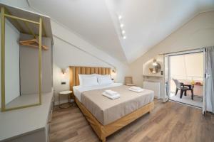 ein Schlafzimmer mit Bett, Schreibtisch und Fenster in der Unterkunft Porta nel Blu in Argostoli