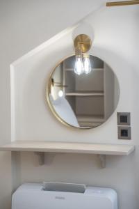 einem runden Spiegel über einer Toilette in der Unterkunft Porta nel Blu in Argostoli