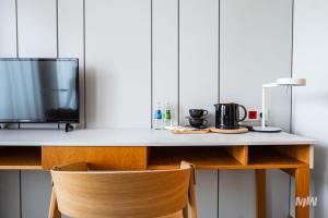 Príslušenstvo na prípravu kávy alebo čaju v ubytovaní Apartamenty Muzeum II Wojny Światowej