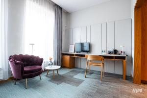 Televízia a/alebo spoločenská miestnosť v ubytovaní Apartamenty Muzeum II Wojny Światowej