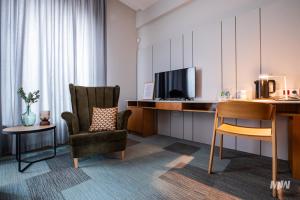 Televízia a/alebo spoločenská miestnosť v ubytovaní Apartamenty Muzeum II Wojny Światowej