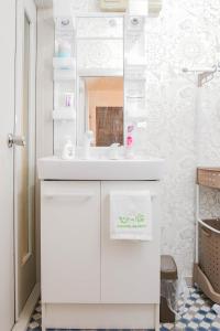 Et badeværelse på Beautiful Balcony 8ppl 4BR House 4min to subway 心の宿 小路小栈 liubj2