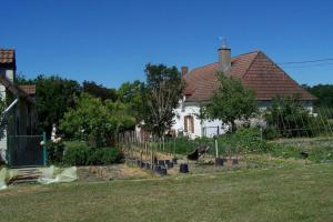 a house with a garden in front of a yard at gite les beaudries in Rilly-sur-Loire +13 photos