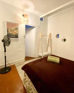 a room with a bed and a lamp and a ladder at La Vaca superbe T3 Climatisation Wifi Netflix Coeur Historique in Béziers