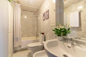 Koupelna v ubytování APARTAMENTO ADULTOS CENTRO N V 1 free parking