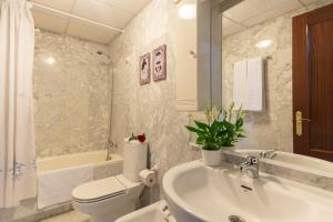 Koupelna v ubytování APARTAMENTO ADULTOS CENTRO N V 1 free parking + 13 fotografií