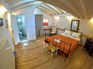 Un dormitorio con una cama grande y una cocina. en Villa Evdokia, en Symi