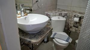 un baño con lavabo e inodoro en Villa Evdokia, en Symi