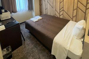 Postel nebo postele na pokoji v ubytování HOTEL LiVEMAX Kyoto Gojo + 6 fotografií