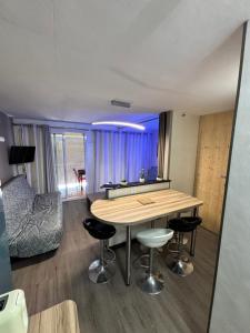 una stanza con un tavolo, sedie e un letto di Location appartement de vacances a Cap d'Agde 1 altra foto