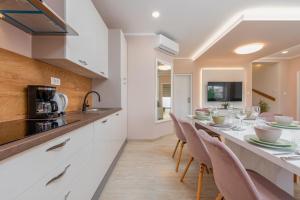 Η κουζίνα ή μικρή κουζίνα στο Villa Lungomare with private pool