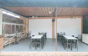 Restaurace v ubytování RedDoorz at Queens Hometel