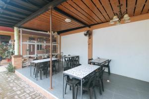 Restaurace v ubytování RedDoorz at Queens Hometel