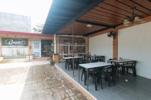 Restaurace v ubytování RedDoorz at Queens Hometel