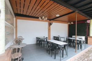 Restaurace v ubytování RedDoorz at Queens Hometel