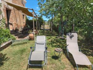 a bench and a chair in a yard at Il Saragio in Abbadia di Montepulciano