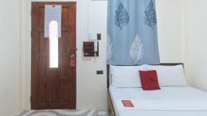 Postel nebo postele na pokoji v ubytování RedDoorz at Queens Hometel