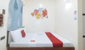 Postel nebo postele na pokoji v ubytování RedDoorz at Queens Hometel