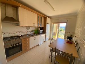 Η κουζίνα ή μικρή κουζίνα στο Two bedroom apartment with pool