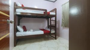 Postel nebo postele na pokoji v ubytování RedDoorz at Queens Hometel