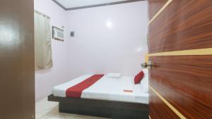 Postel nebo postele na pokoji v ubytování RedDoorz at Queens Hometel